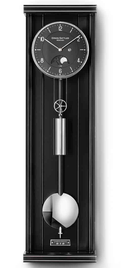 ERWIN SATTLER OPUS PM 70 II.
Productie in een gelimiteerde productie oplage van 99 stuks. Zwart gelakte kast met metal inleg. 70 cm hoog, 20 cm breed en 10 cm diep.
U-Vormig ontspiegeld mineraal glas. Uurwerk Sattler Kaliber 1410. Loopduur 8 dagen. 2 precisie kogellagers en 7 Robijn lagers. Tweedelige zwarte wijzerplaat gelimiteerd genummerd met gepolijste indexen en handbeschilderde maan schijf. Met dehand gepolijste stalen wijzers. Passage slagwerk op rondgong.